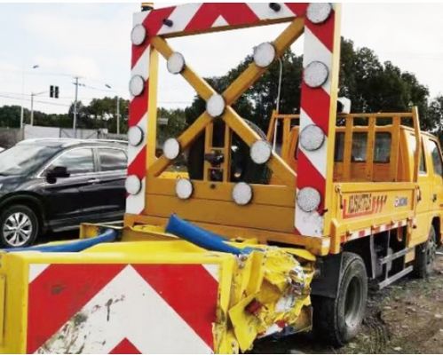 防撞緩沖車 道路施工作業(yè)的隱形安全衛(wèi)士